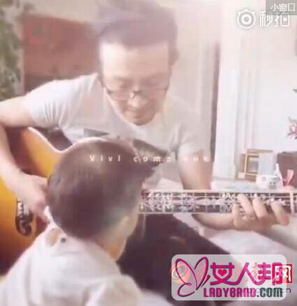 汪峰与女儿一起弹吉他 写下：醒醒妈（章子怡）辛苦了