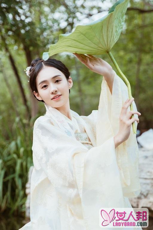 郑合惠子曝新年写真 一袭浓郁中国风白色汉服造型抢镜
