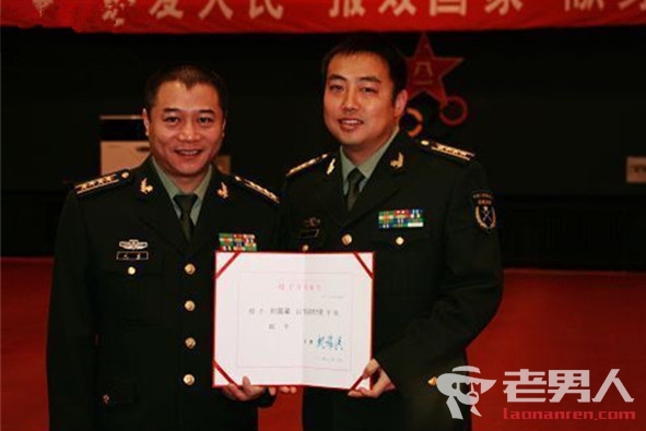 他们都是体坛军官 刘国梁是大校军衔而他竟是少将