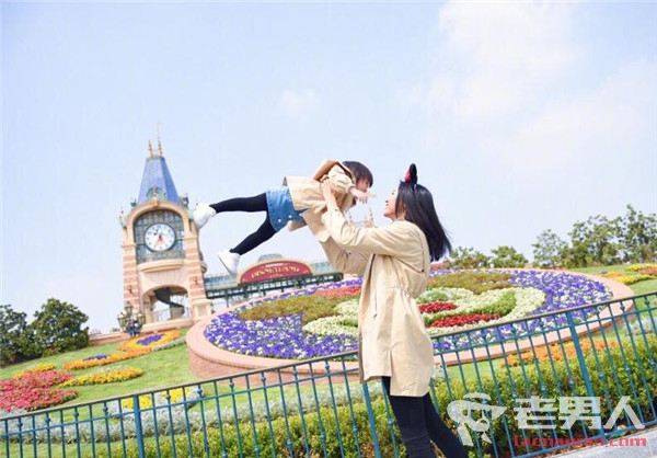 张梓琳携女儿庆生 迪士尼拍照尽显少女感