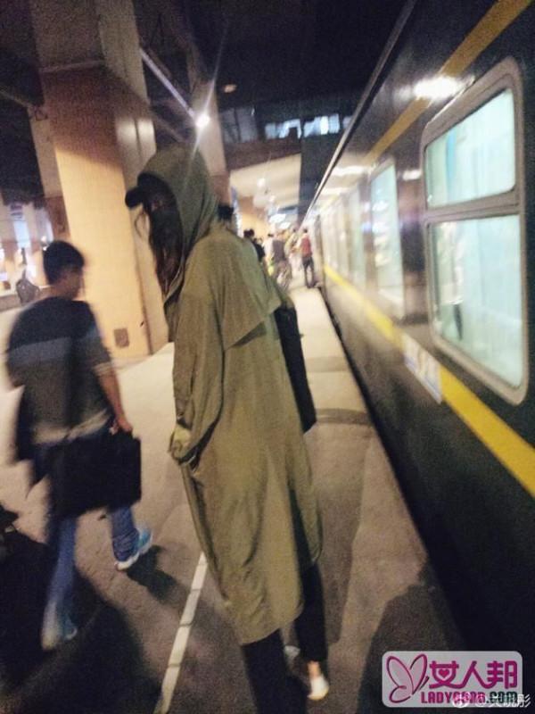关晓彤搭乘绿皮火车心情好 抬腿捂嘴打扮十分低调