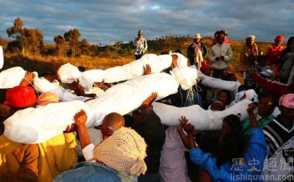 活人和尸体共舞的节日:非洲翻尸节