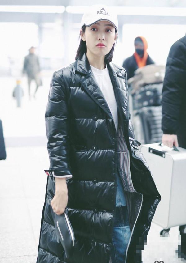>宋茜现身机场，身着白色卫衣外搭黑色长款羽绒服，非常简约时尚~