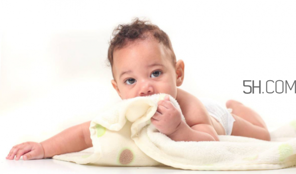 >宝宝鼻子不通气的原因？宝宝因受凉吐奶怎么办？