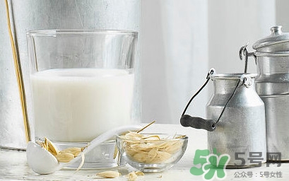 >纯牛奶可以加热吗？纯牛奶和有机纯牛奶的区别是什么