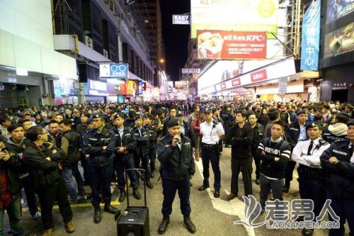 >香港旺角数百人平安夜流动示威 警方拘捕多人