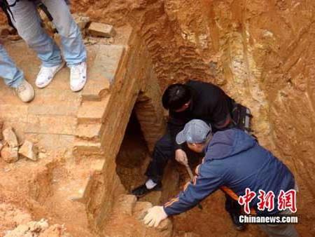 村民一锹下去挖出千年古墓 墓距今已有1500多年