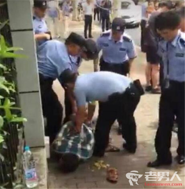 >上海男子砍死2学生 砍人男子已被警方控制