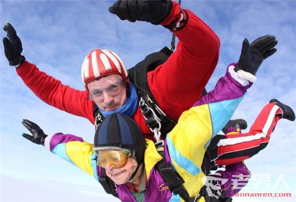 80岁老妇高空跳伞 生日当天挑战极限