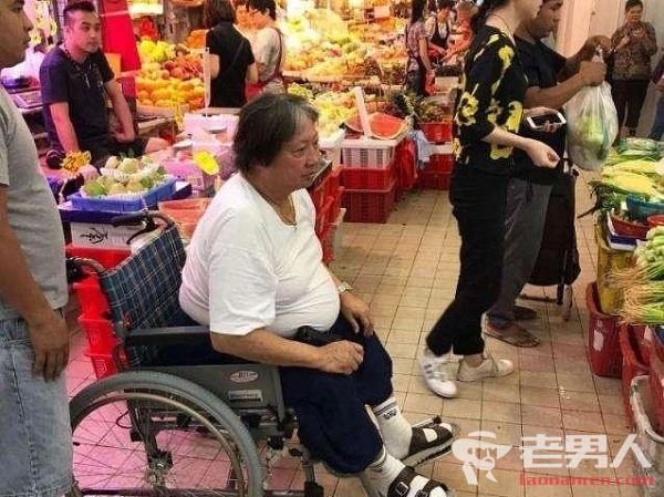 >洪金宝坐轮椅去市场买菜 洪金宝是得了什么病吗