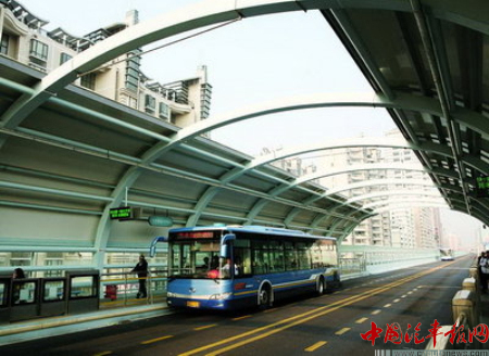 >左力奉贤 上海首条BRT项目奉贤段动工 力争明年底投运