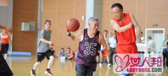 赵本山打篮球近照曝光 悄然退出公众视线生活精彩