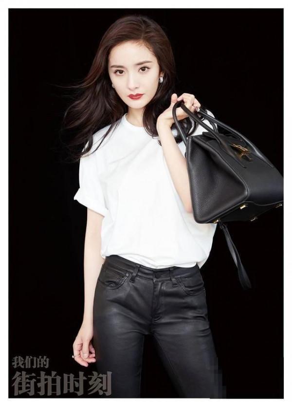 >杨幂最新街拍，白T恤+皮裤是她最喜欢的搭配~时髦起来毫不力