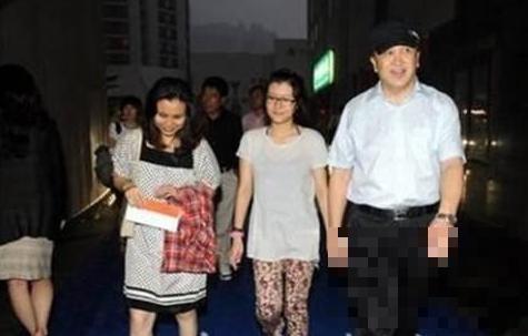57岁黄宏与小6岁妻子近照，女儿颜值很高原来竟是她