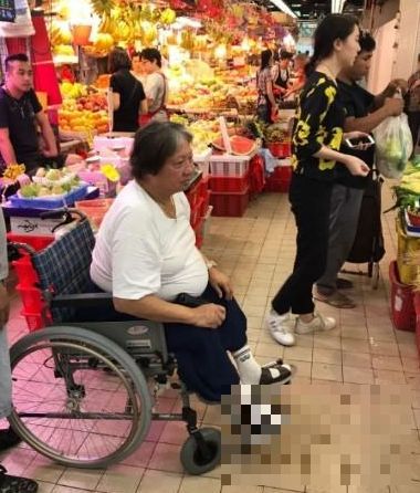 洪金宝坐轮椅买菜 和菜档老板聊天需要什么菜一看就是熟客