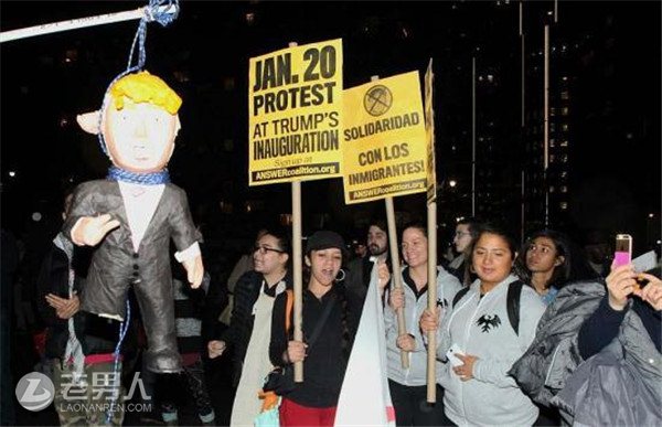 美民众抗议特朗普 示威者公众场合烧国旗