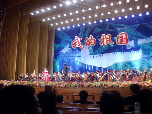 尤泓斐张大伟 超级女高音歌唱家尤泓斐放歌人民大会堂