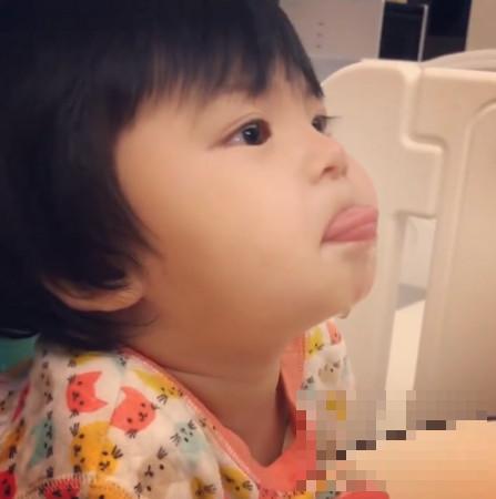 贾静雯小女儿Bo妞展示新技能 姐姐咘咘淡定脸围观