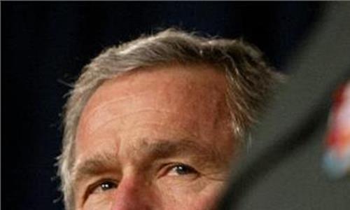 老布什和小布什 老布什不能走 小布什推轮椅