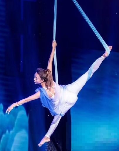 >王珞丹姐姐表演高难度空中瑜伽 身材完美气质迷人