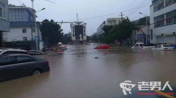 榆林遭遇强降雨 部分路段积水严重车辆被淹
