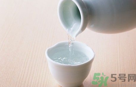 白酒能代替料酒做菜吗？白酒可以用来做菜吗？