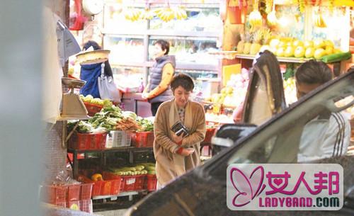 关咏荷炒楼赚千万全能贤内助 素颜冒雨买水果