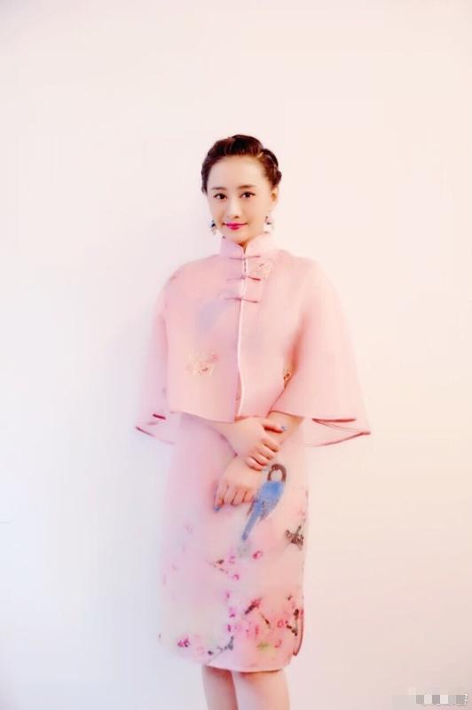 43岁琼瑶女郎陈德容着粉色旗袍 气质取胜一副小家碧玉的样子