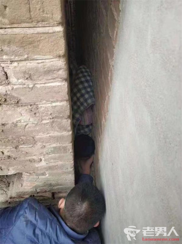 濮阳男童被卡墙缝 消防队员用撬杠拆墙将其救出