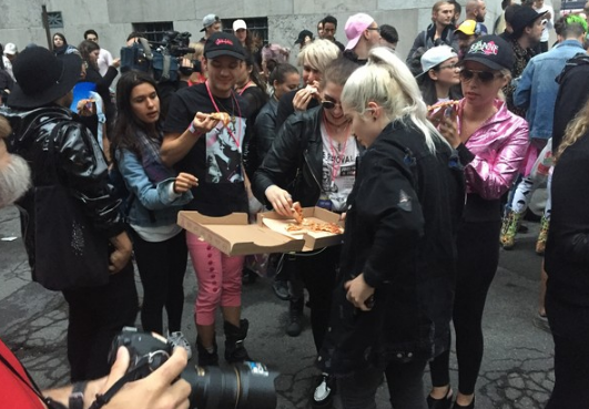 >Lady Gaga因身体不适取消演出  请粉丝吃披萨