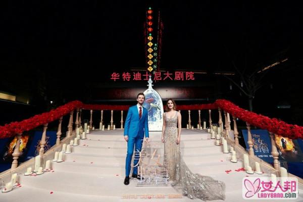 《美女与野兽》上海首映 艾玛·沃森深V镶钻长裙光彩照人