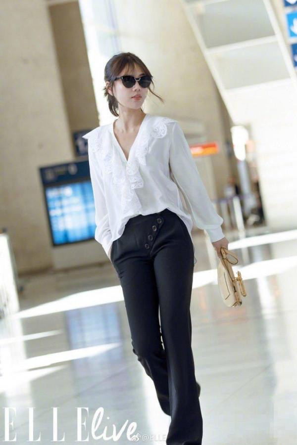 30岁马思纯新造型, 白衬衫搭配西裤, 网友: 这裤子尴尬了!