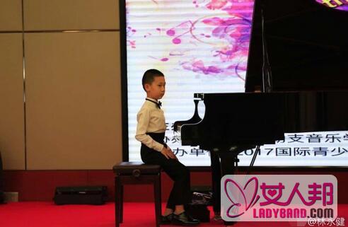 林永健晒儿子比赛的帅照 在舞台上弹起钢琴一副王子的模样
