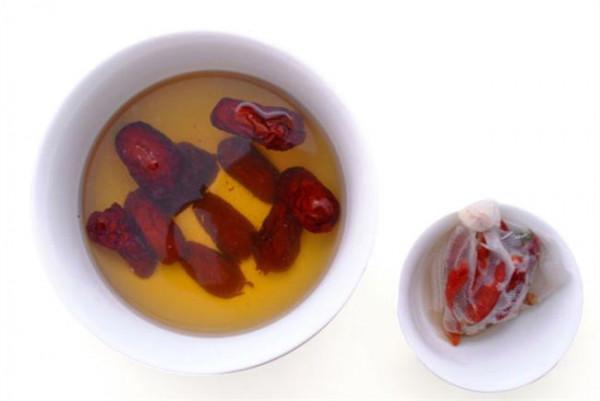 >姜红糖黄酒治疗风湿 红枣 姜 花椒和红糖一起煮水饮用可以治疗风湿吗?