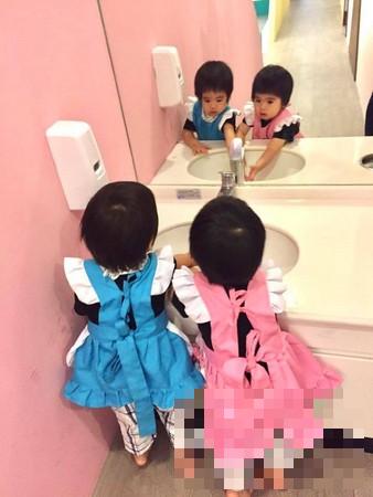 林志颖双胞胎儿子穿“粉色娃娃装”玩家家酒