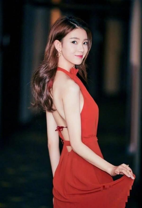 陈瑶穿上红裙大秀美背，只可惜该凸的地方太平了，看似完全不起眼