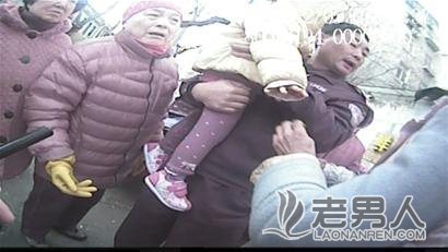 妇女在幼儿园门口抱走3岁女童被市民拦住