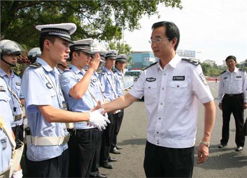 陈光明女局长 九江市政府副市长、市公安局长陈光明暗访交警路面执勤工作