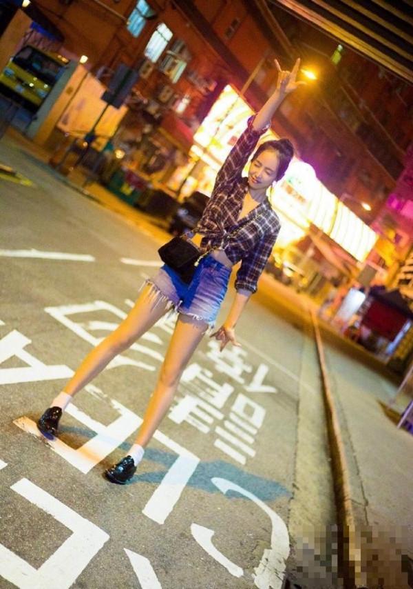 她被称万能茜，到香港街头各种美，一个动作圈粉无数
