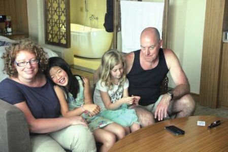 荷兰夫妇带8岁养女再回中国 帮其寻亲生父母