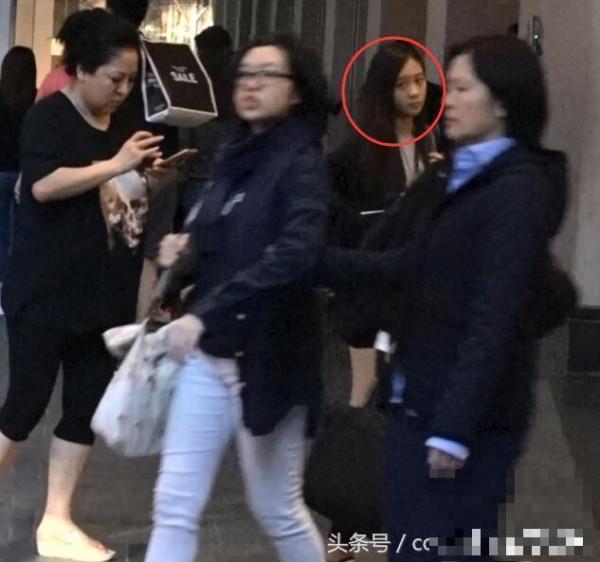 向太陈岚与李连杰13岁小女儿外出被拍，网友：这姑娘发育的着急啊