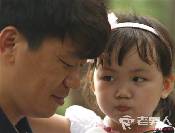 王宝强在离婚事件后首度见女儿 哭成泪人被讽博同情