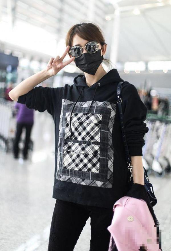 >43岁林志玲与35岁王鸥，机场同穿粉色棉靴，网友:气质差太多!