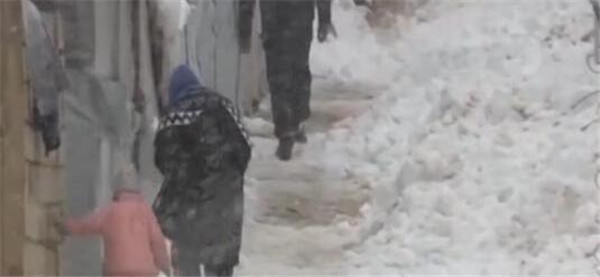 暴风雪侵袭黎巴嫩 叙利亚难民艰难度寒冬