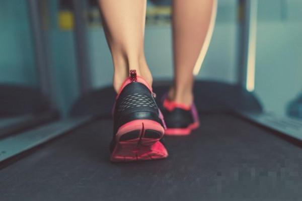 跑步机快走减肥的正确方法 三招让你轻松瘦身