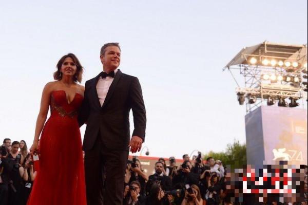 >第74届威尼斯电影节开幕 《缩身》主演马特·达蒙携妻子亮相红毯