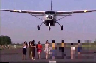 >9名女模在跑道拍片 飞机起飞差点撞到她们网友：这是用生命在出镜吗？