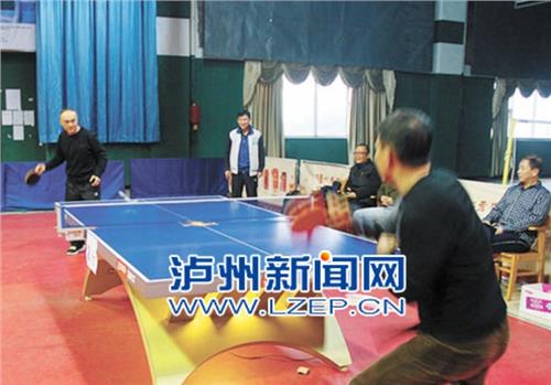 乒乓球陈龙灿 奥运冠军陈龙灿初次来泸 与乒乓球爱好者商讨