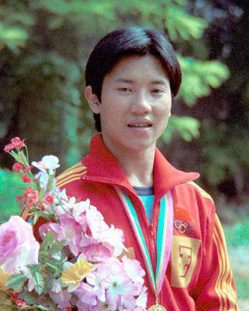 曾国强奥运冠军 中国首位举重奥运冠军曾国强:体重轻一两冠军到手