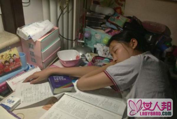 关晓彤备战高考时生活曝光 直接累的睡在书桌上